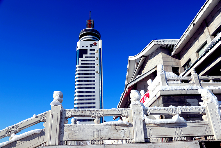 多年未遇的大雪，带来美丽的同时也“停滞”了这座城市