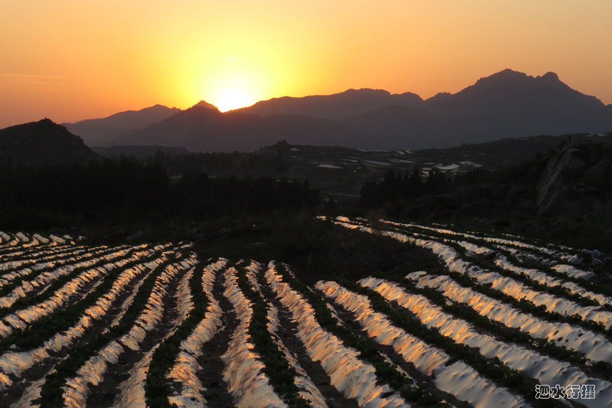 龙门山：夕阳西下时分的美丽图景