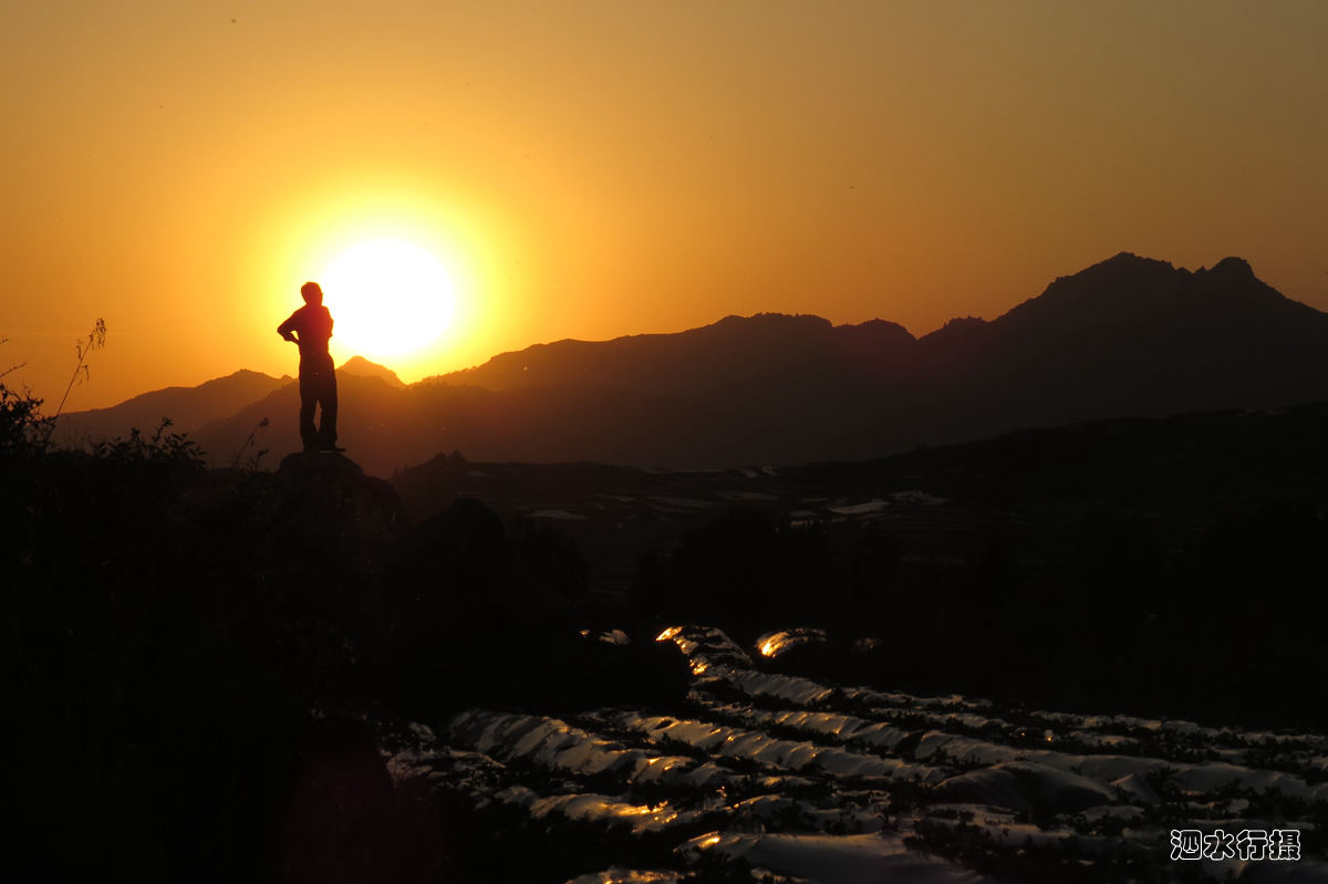 龙门山：夕阳西下时分的美丽图景
