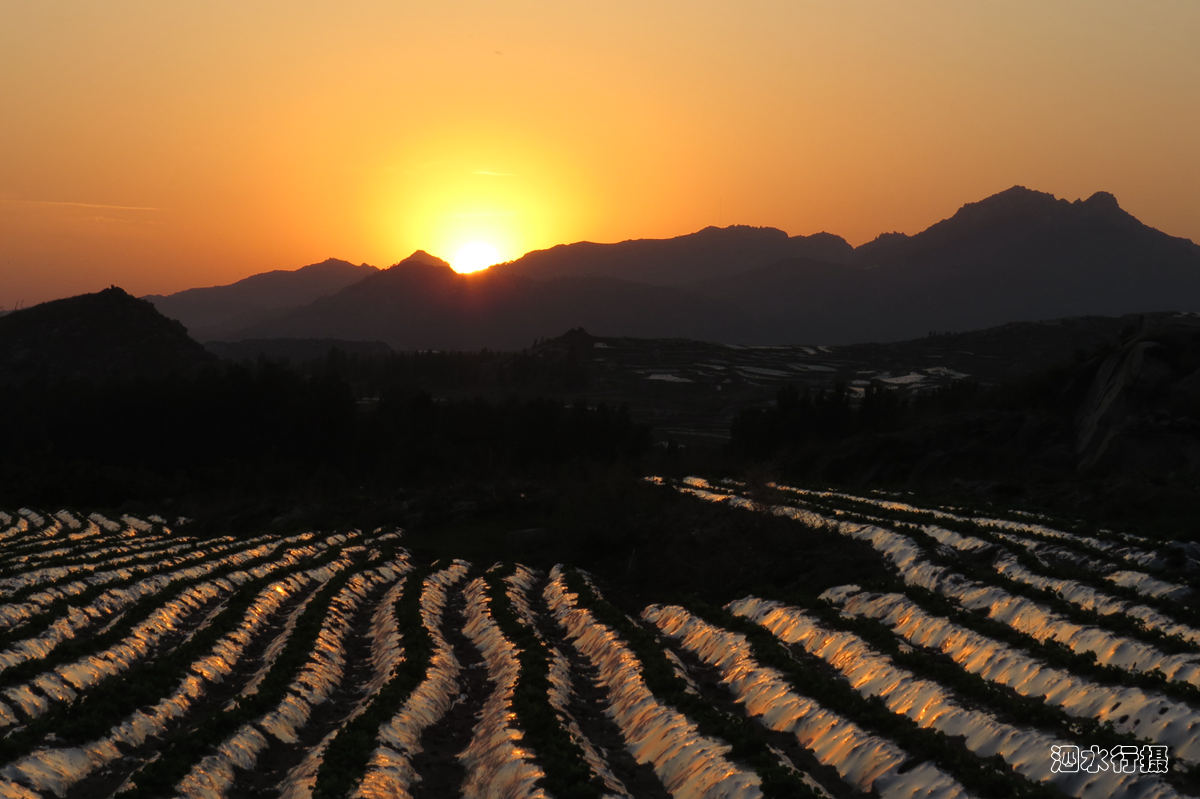 龙门山：夕阳西下时分的美丽图景