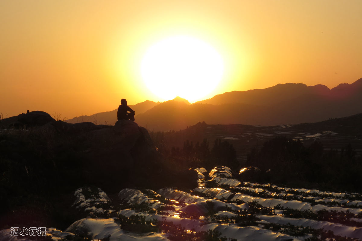 龙门山：夕阳西下时分的美丽图景