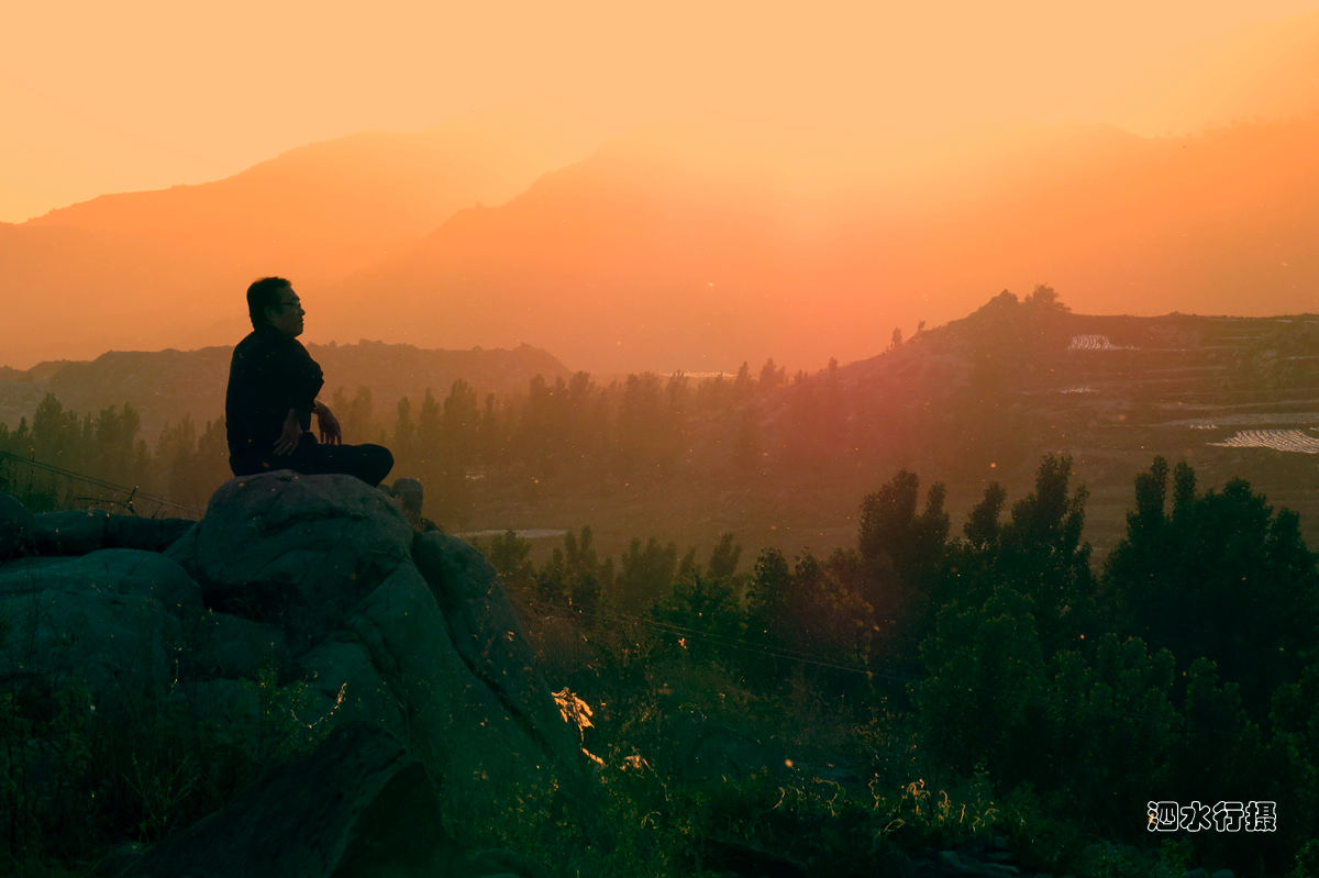 龙门山：夕阳西下时分的美丽图景