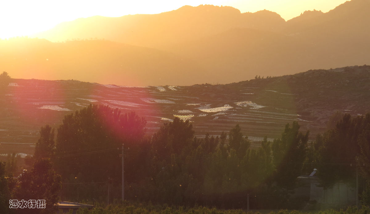 龙门山：夕阳西下时分的美丽图景