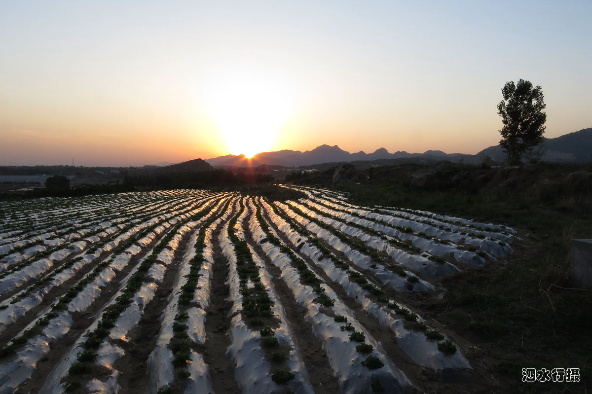 龙门山：夕阳西下时分的美丽图景