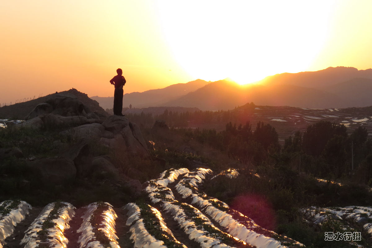 龙门山：夕阳西下时分的美丽图景