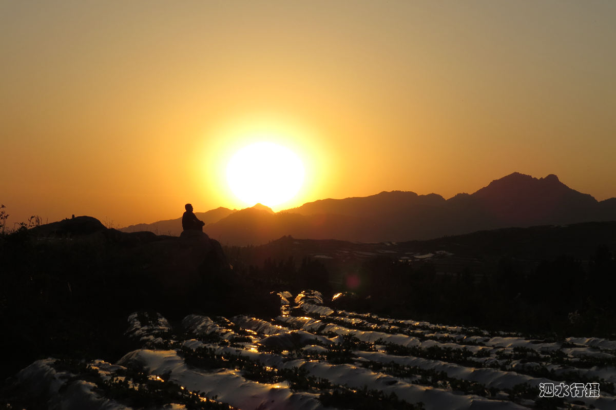 龙门山：夕阳西下时分的美丽图景