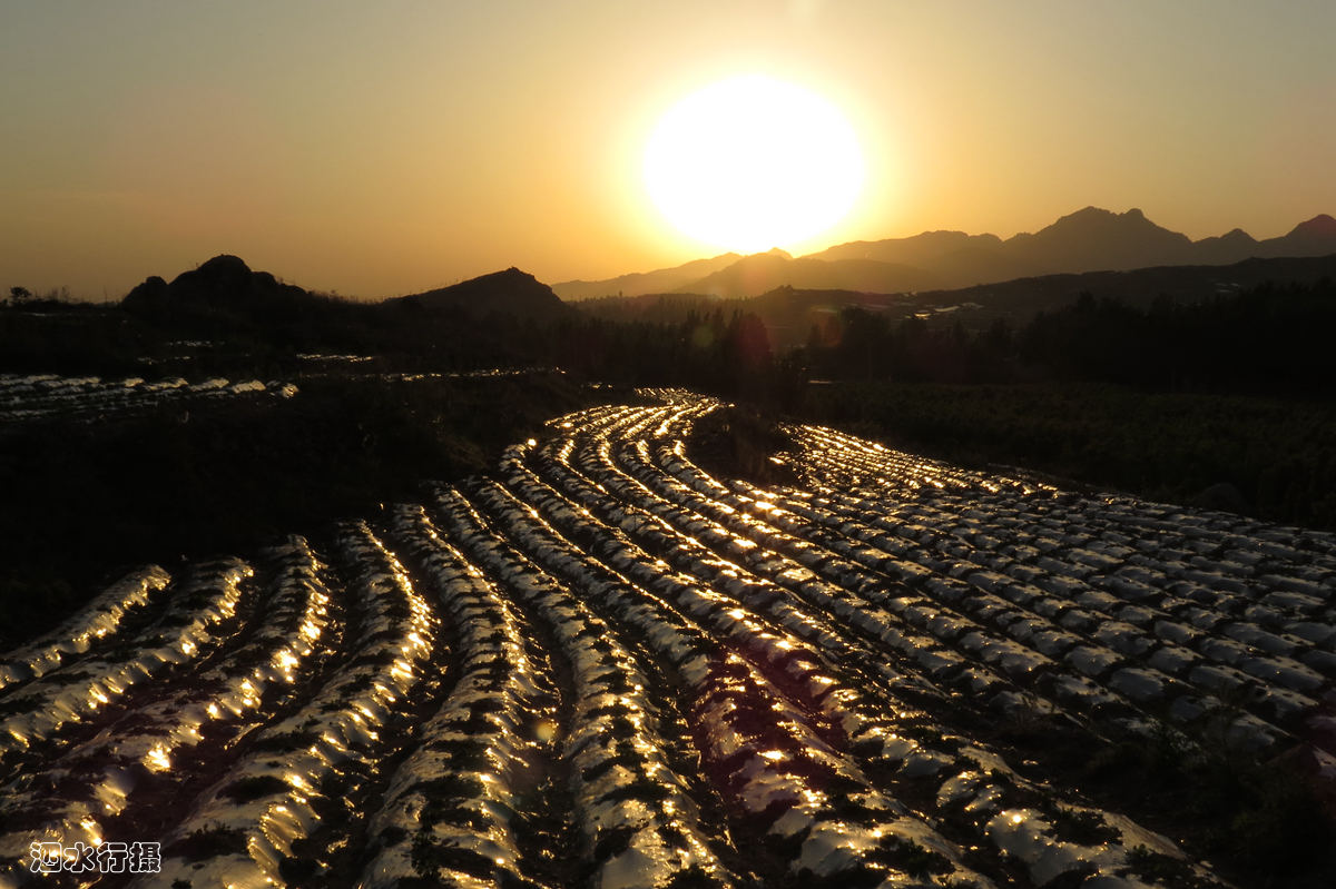 龙门山：夕阳西下时分的美丽图景
