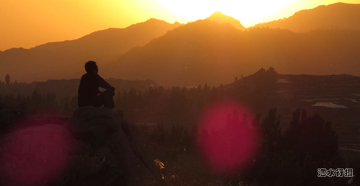 龙门山：夕阳西下时分的美丽图景