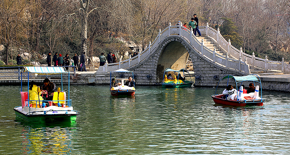 有船画中游.jpg