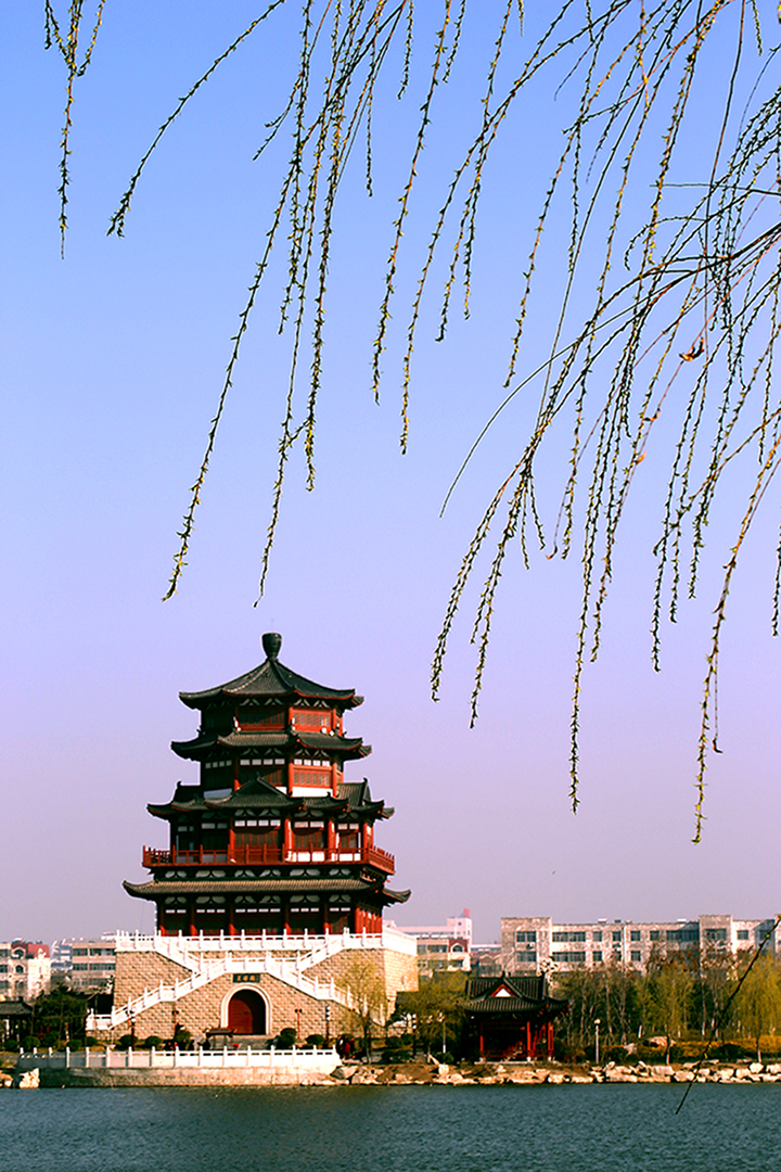 古阁新柳丽水旁.jpg