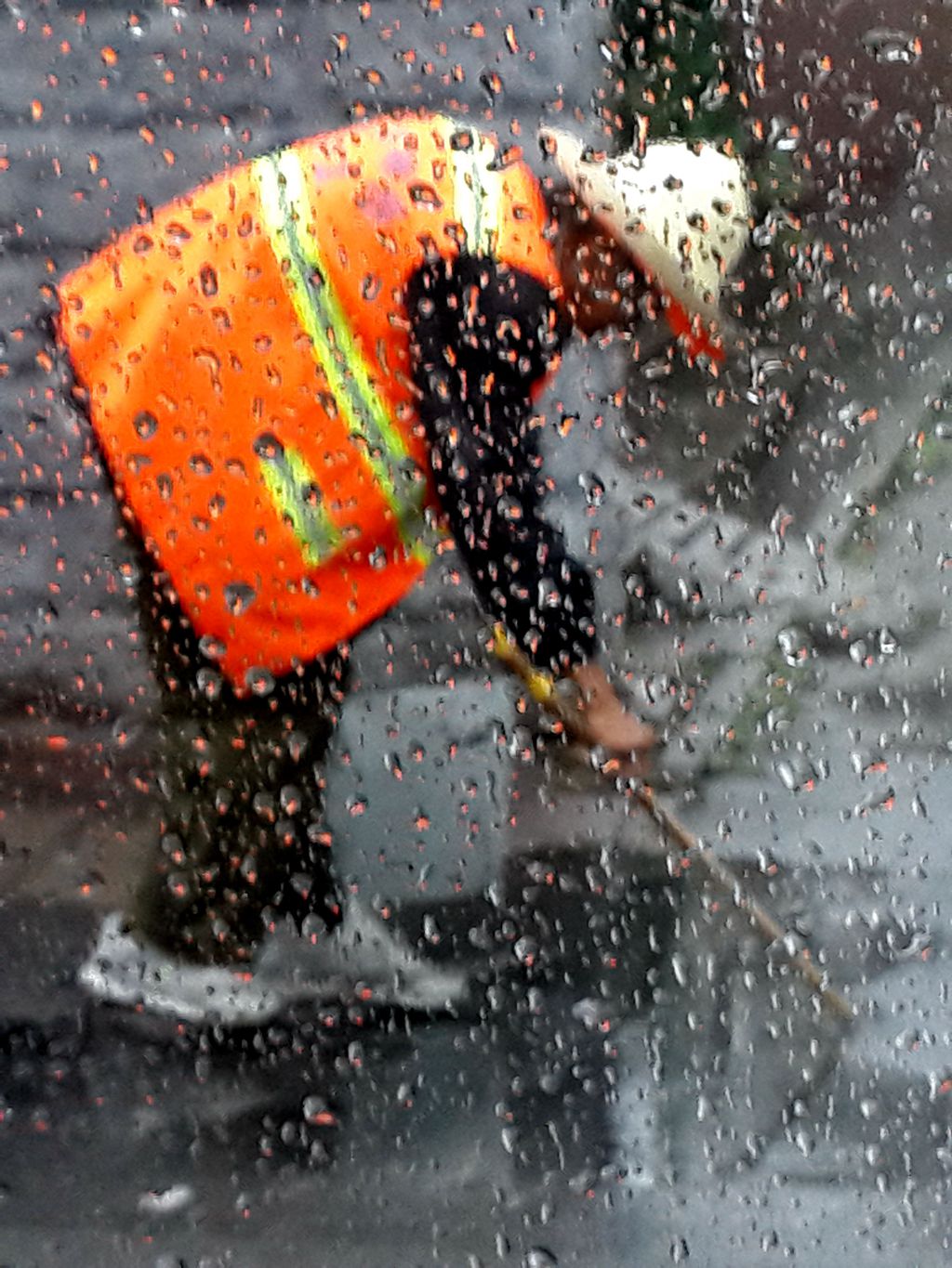 雨中环卫工.jpg