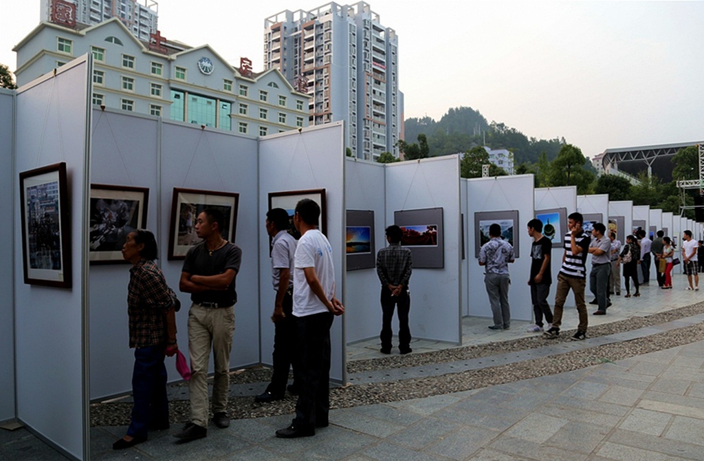 《广场观影展》胡晓熙 重庆市荣昌县文化馆 电话：13508357687.jpg
