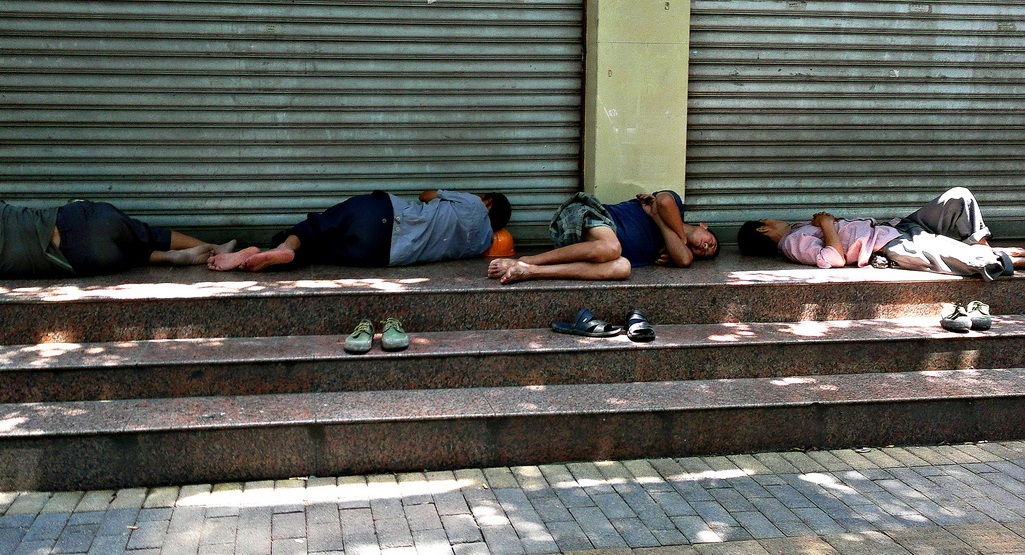 《午睡的农民工》 胡晓熙 重庆市荣昌县 13508357687.jpg