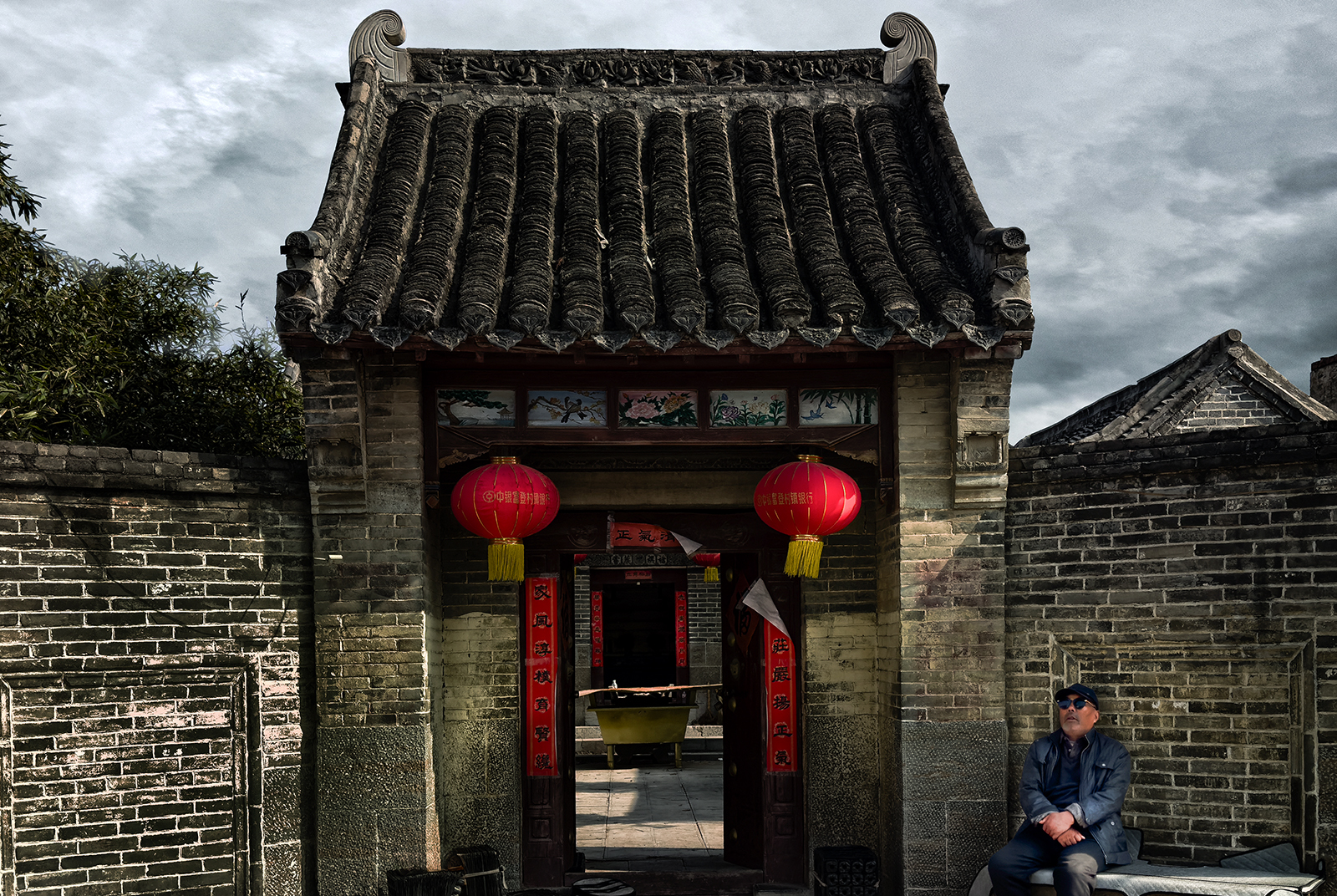 闭目守祠 千年不变.jpg