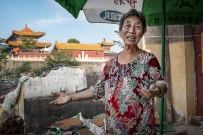 请来了神，赶走了人。（有感于地方造神活动）