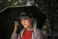 街拍习作《雨中的女孩》