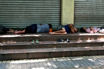 午睡的农民工