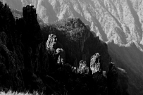阳光明媚照山谷