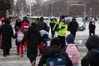风雪护学路  交警暖童心